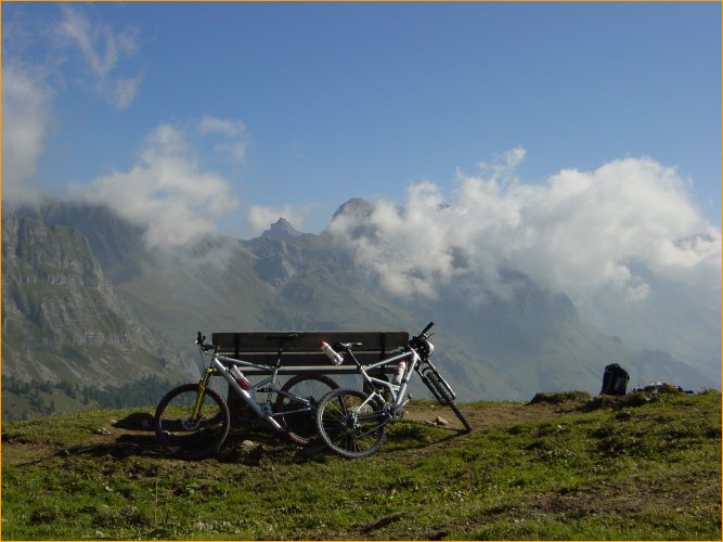 die maschinen ruhen sich vor dem ersten downhill noch etwas aus...die fahrer auch. 