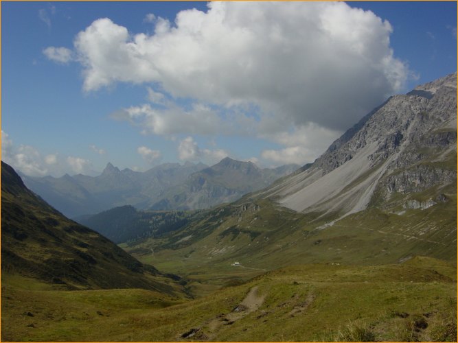 blick zurck. ganz am horizont ist der gleggkamm erkennbar. 